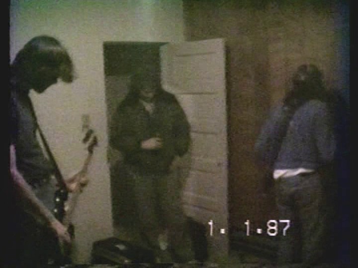 Kurt singing into a wall